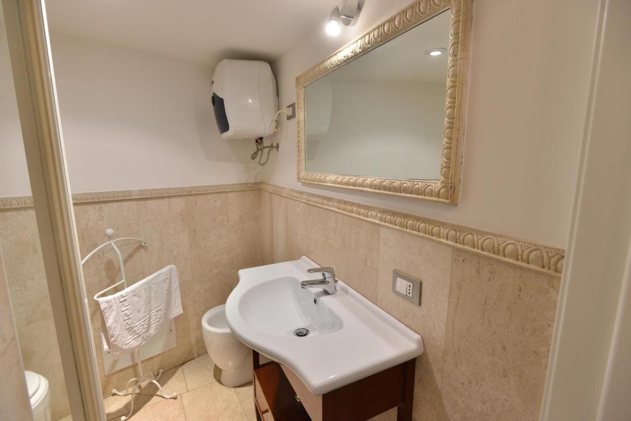 Izzhome City Center Cozy Cagliari Bagian luar foto