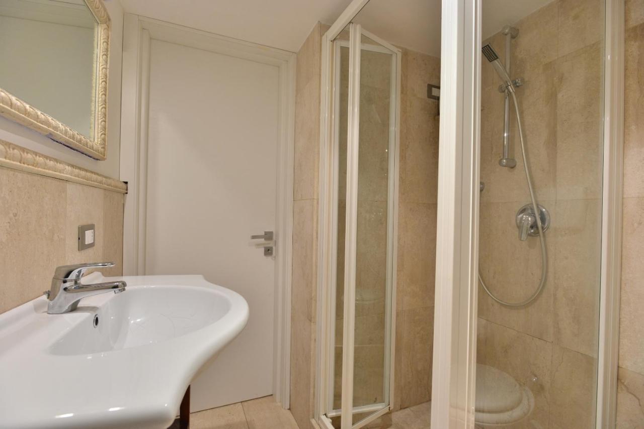 Izzhome City Center Cozy Cagliari Bagian luar foto