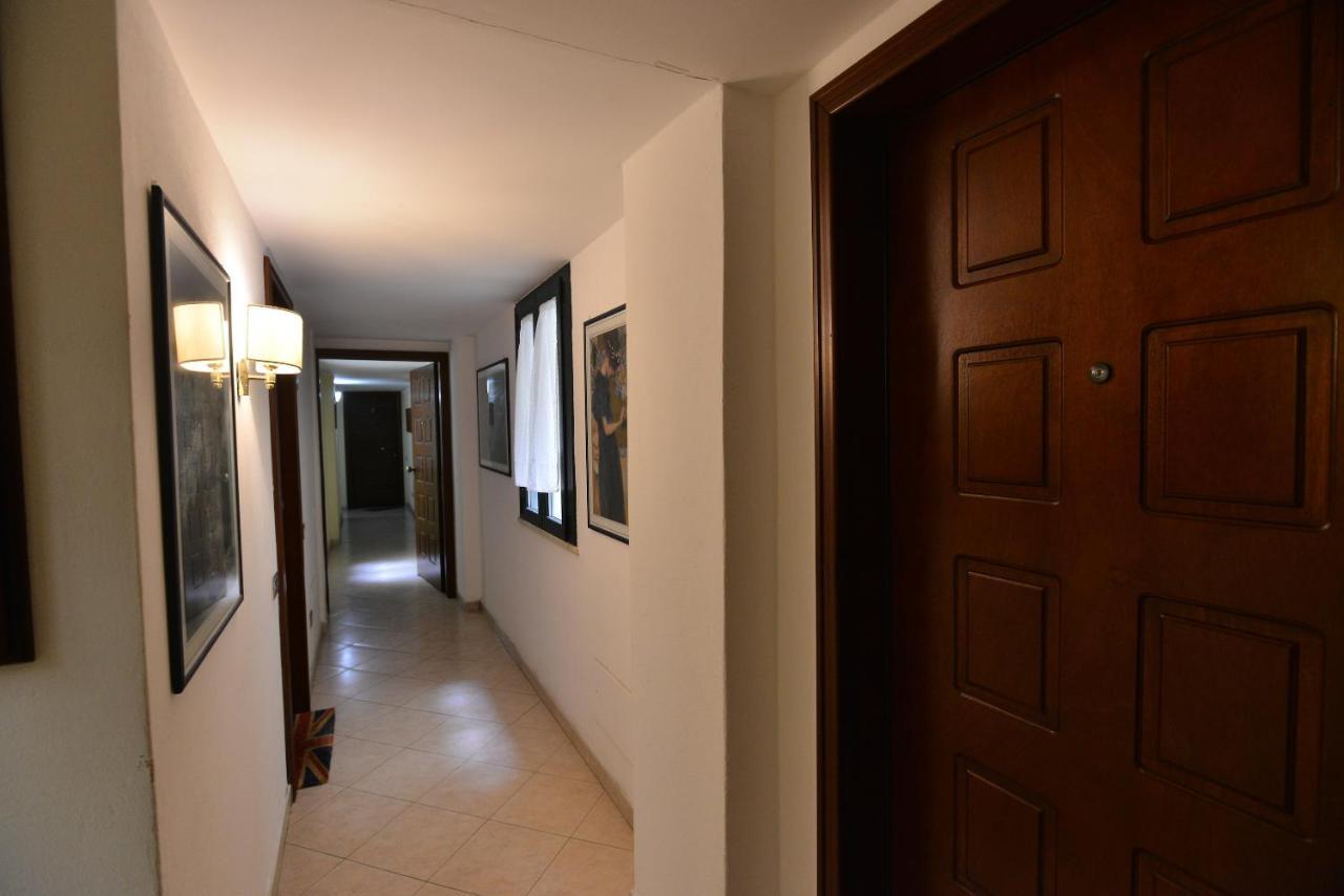 Izzhome City Center Cozy Cagliari Bagian luar foto